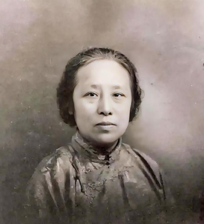 1941年，何香凝在逃离香港途中，被一伙人开枪逼停了船，船长绝望了，何香凝却说：