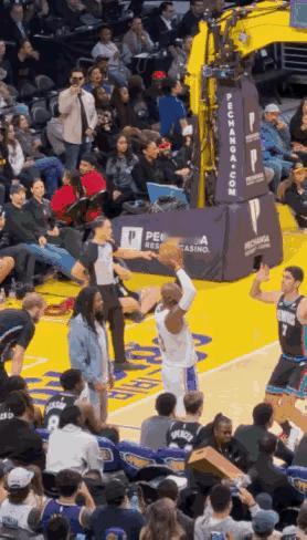 詹姆斯 莫兰特和詹姆斯关系应该不错！场边偷拽老詹球衣，成功逗乐老头子詹姆斯场上画