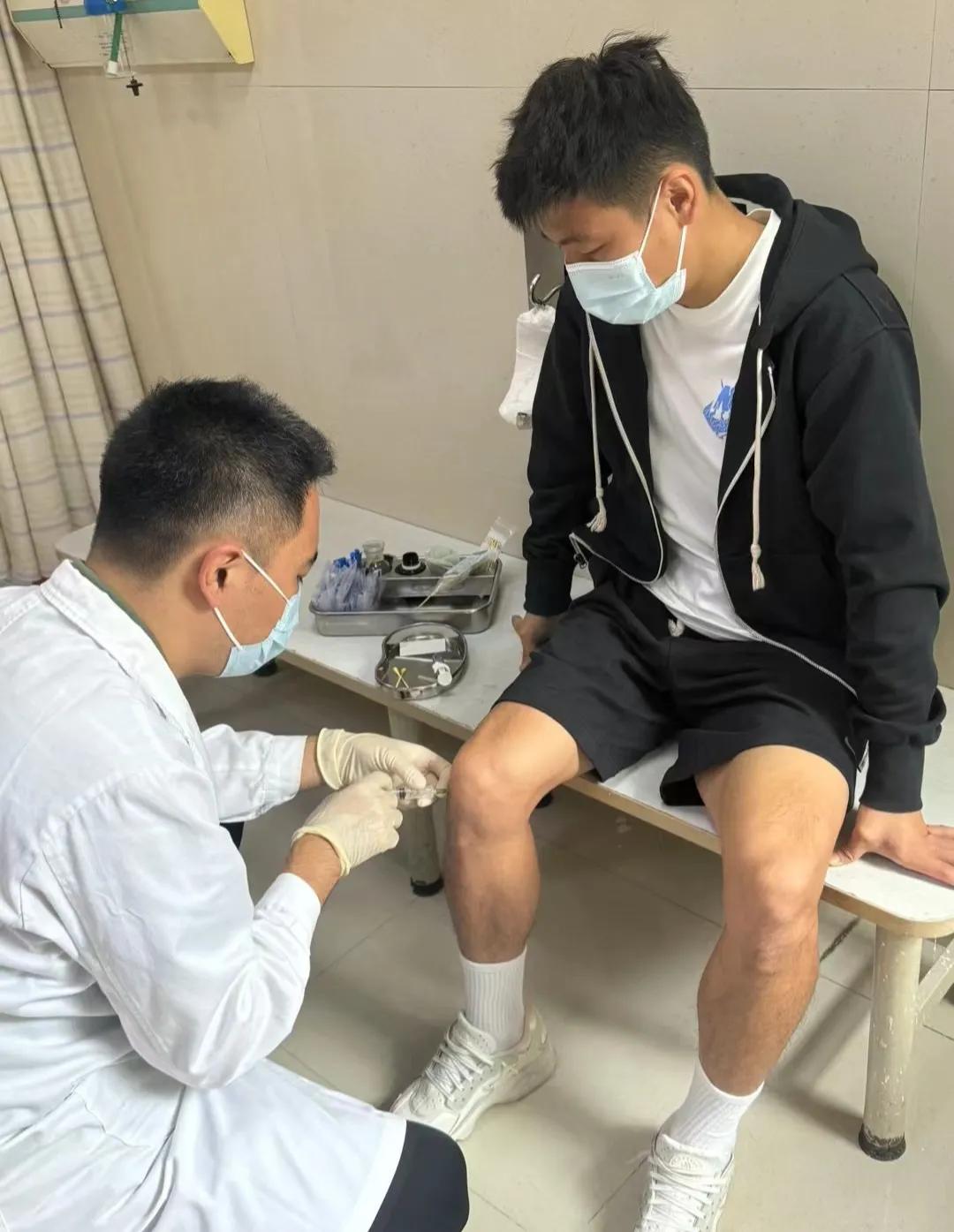 武磊真是拼了，我都打封闭了谁说我诈伤，还有没有人性，打完封闭独自去往国家队补到，