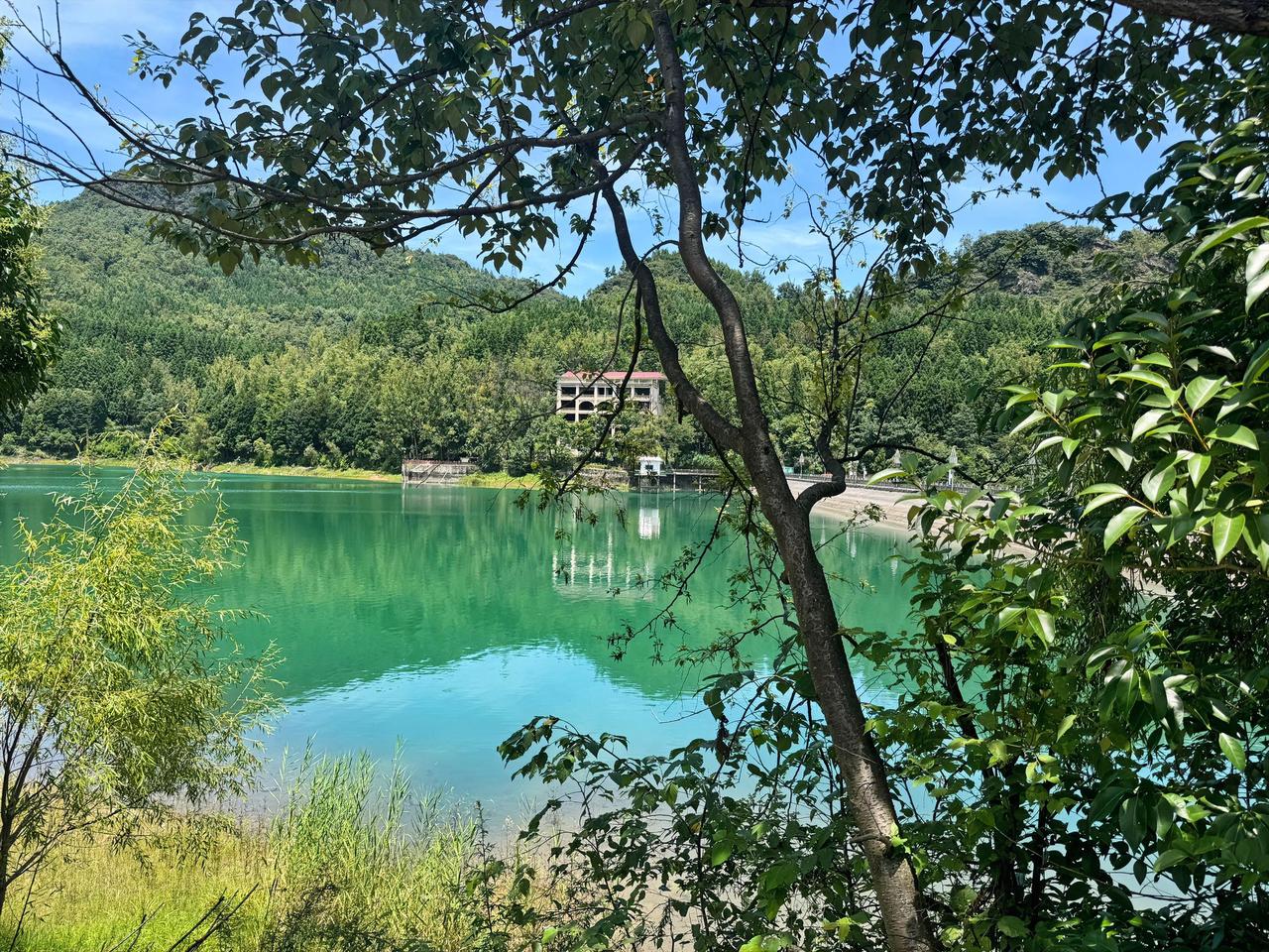 贵阳很美，去年夏季，我曾前往贵阳游览了十来天，亲身目睹了贵阳的美景，此情此景，历
