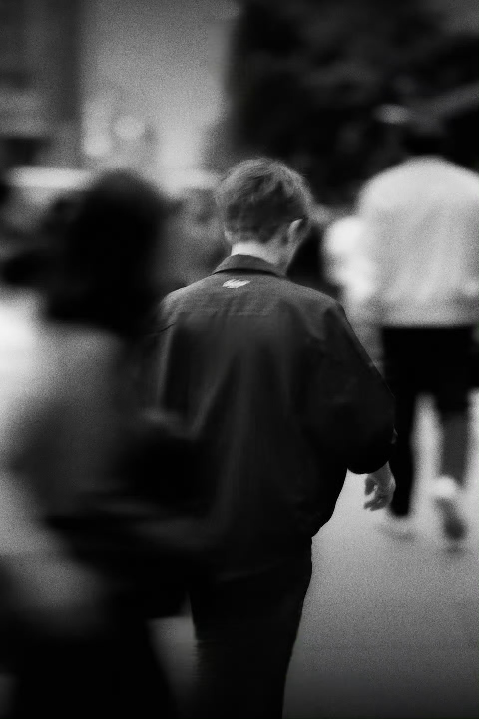 这张图好适合最近那首歌：别回头别停留往前走，我会站在你身后，纵有万难也与你牵手~