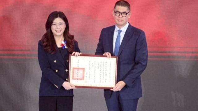 郑丽文上任一月就让国民党大变样，洪秀柱这话说到心坎里了

郑丽文上任后，国民党在