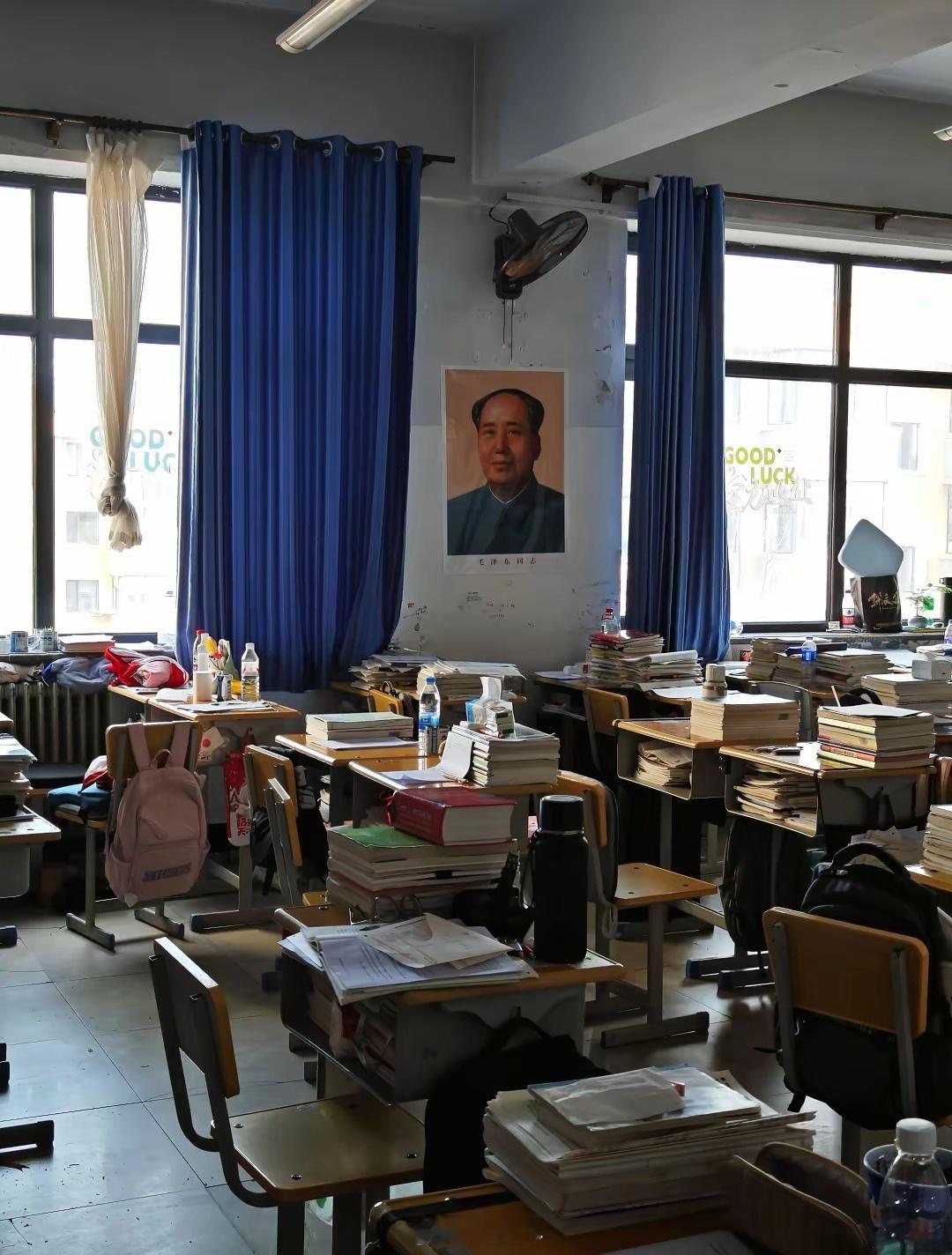 教室墙上那张教员画像，我以为是刚贴上去的。划到评论区，才发现它已经贴了很久。有个
