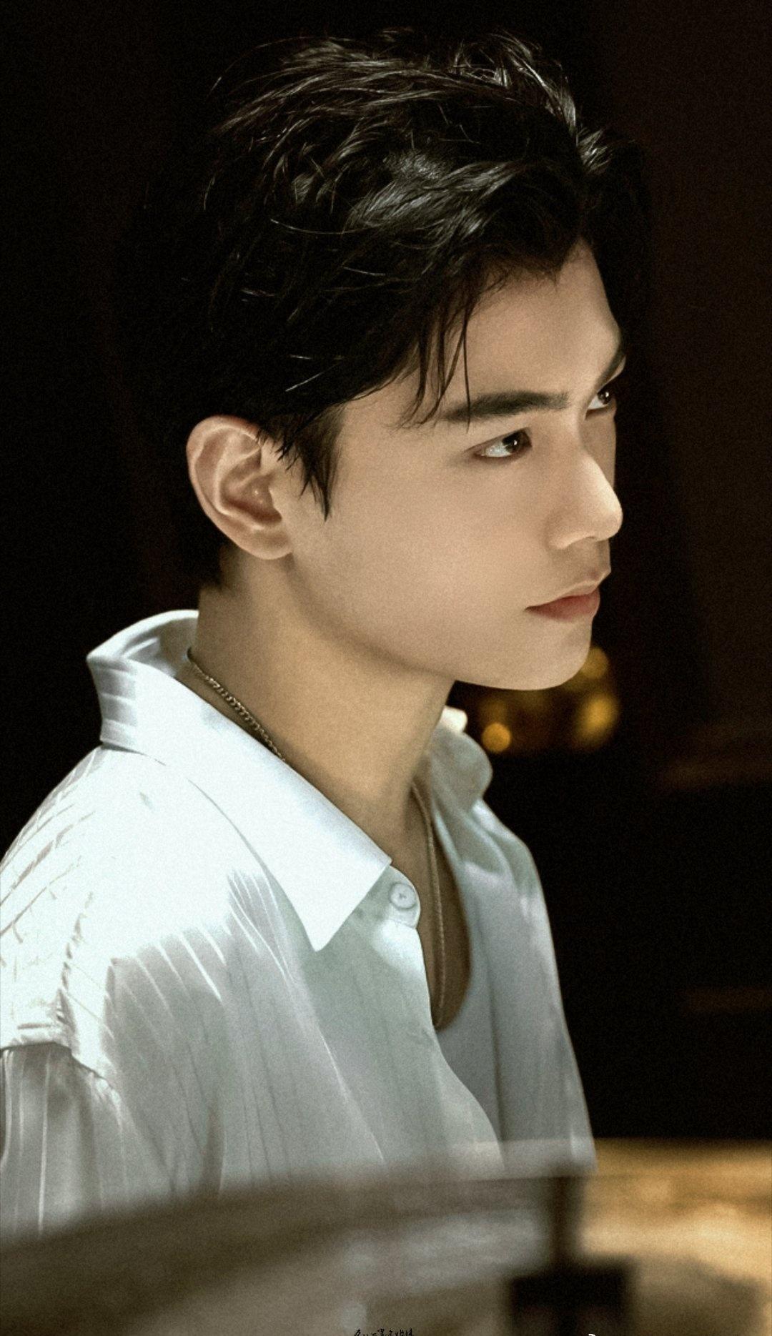 DYX丁禹兮陈伦 

受“程朱理学”影响，宋代服饰趋向质朴自然，丝织品种类涵盖绫