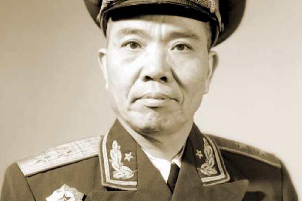 1955年，大授衔时，韩伟因为被国民党关了3年，初定少将军衔，毛主席却说：韩伟的