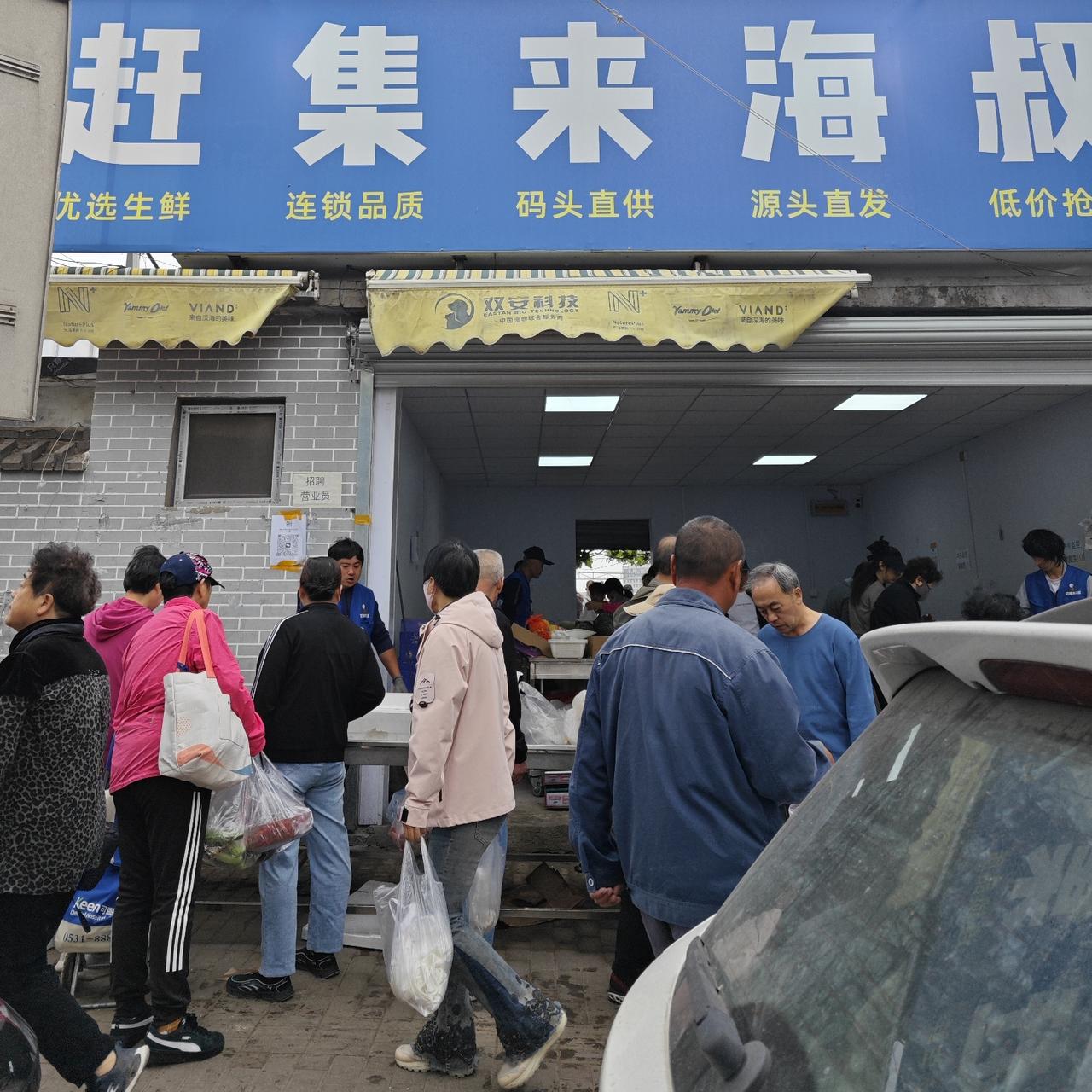 你还别说，人家卖的蛤蜊虽然便宜（3.99元一斤），但绝对新鲜，一点沙都没有。
回