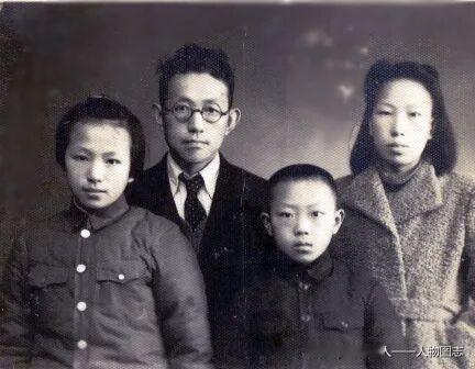 1944年，一大代表刘仁静夫妇与儿女在西安