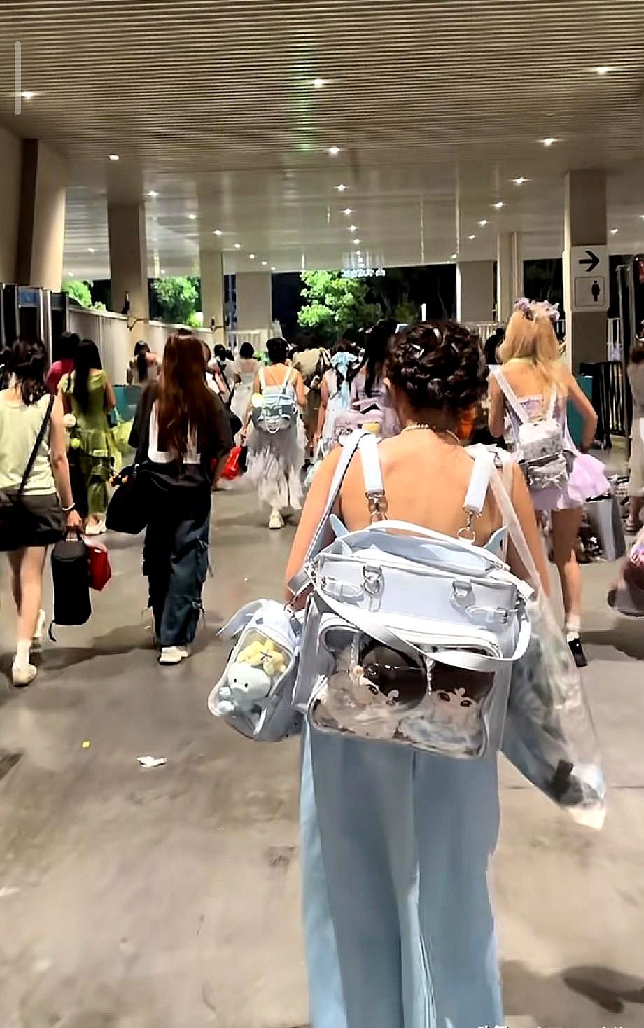 追个团，钱包怎么就像开了个口子？
一只包、一个灯牌、再来个玩偶，感觉还没进场，钱