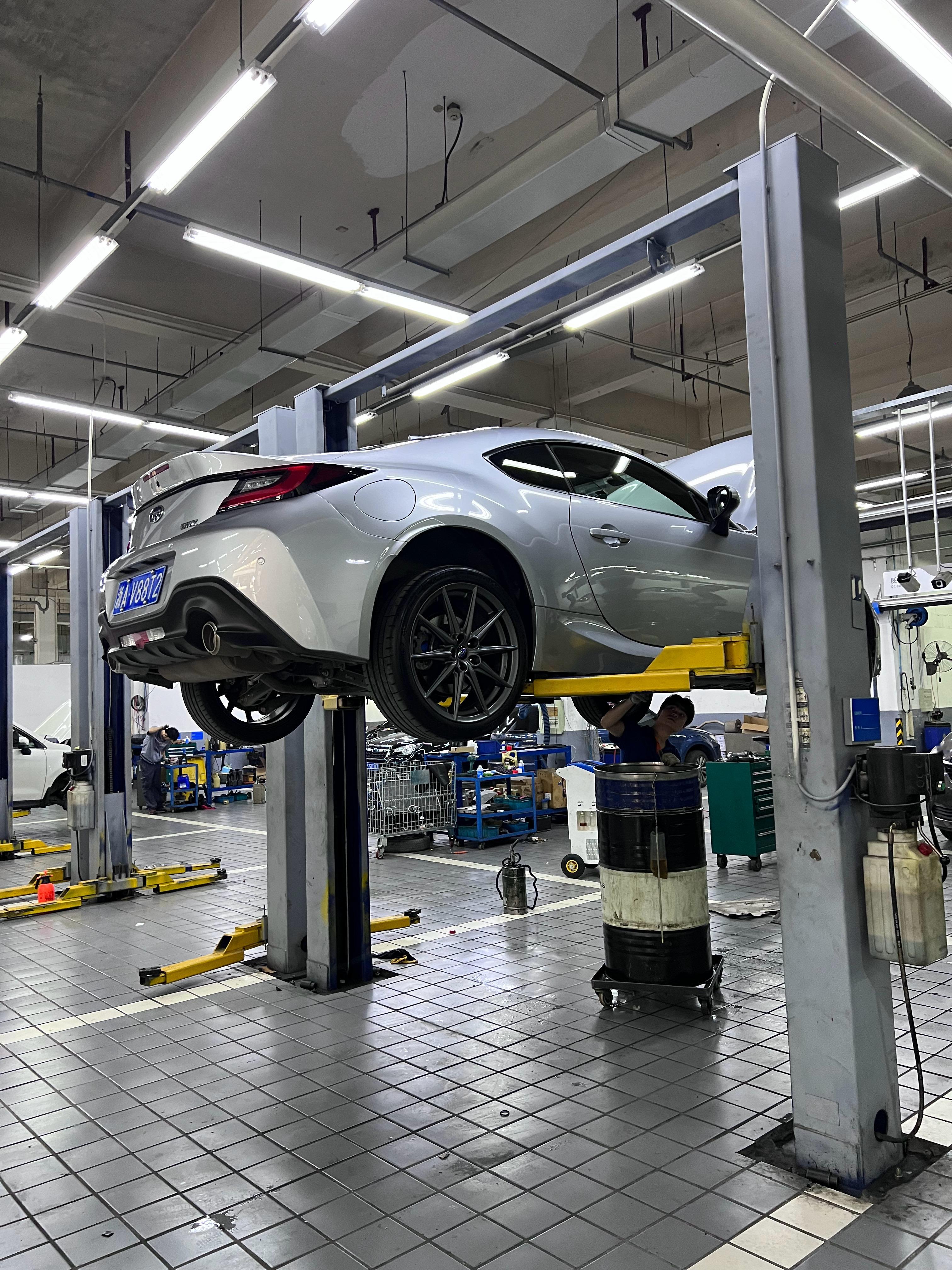 1万公里了，把发动机油、变速箱油、差速器油都换了一遍，又丝般顺滑了。当时决定不大