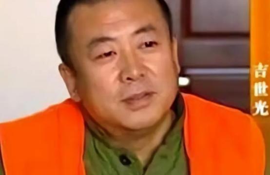 2011年，一名瘫痪多年的民警坐在轮椅上在家中看电视，突然，他神情激动，指着电视