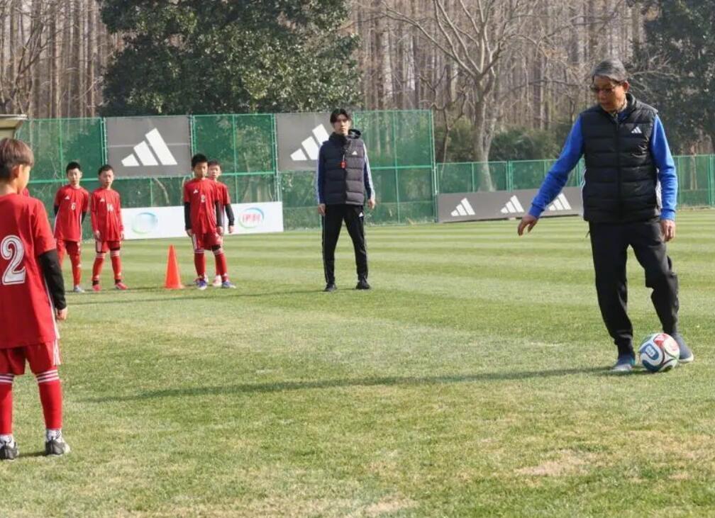 据记者陈华报道，过去一周，根宝足球基地的训练场，迎来一位 “熟悉的陌生人”——上