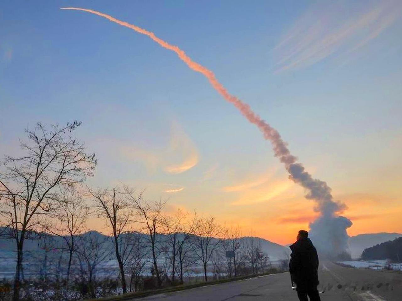 最近两天，热点有点多。
直到清晨看到这一张图片...
目前，2026年最美摄影！