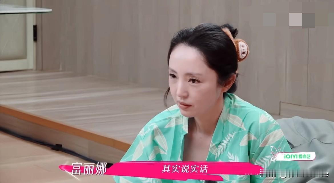 7月26日，佟丽娅发小一句话，给董璇干沉默了，最后还是佟丽娅解的围！
佟丽娅发小