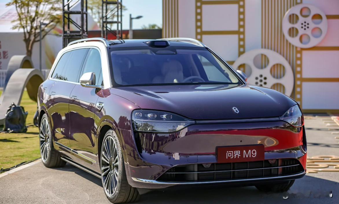 光影盛宴背后的可靠伙伴，原来是问界M9。2025年中国金鸡百花电影节如期而至，而