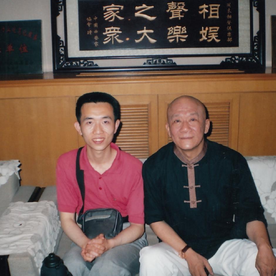 2001年，侯耀文和粉丝，一张罕见的合影，彼时周末相声俱乐部刚刚创办，给传统相声