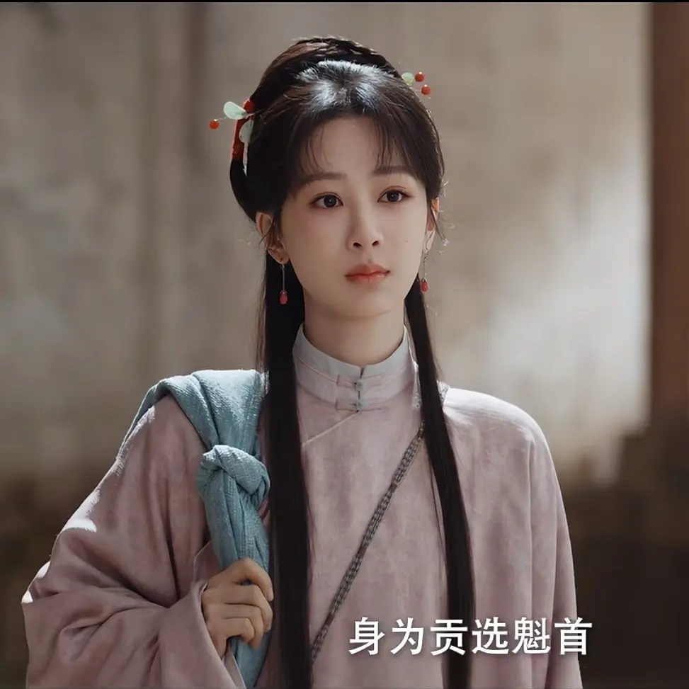 杨紫这脸可塑性真高，一部剧里面最后张图和前面都完全看不出是一个人。 