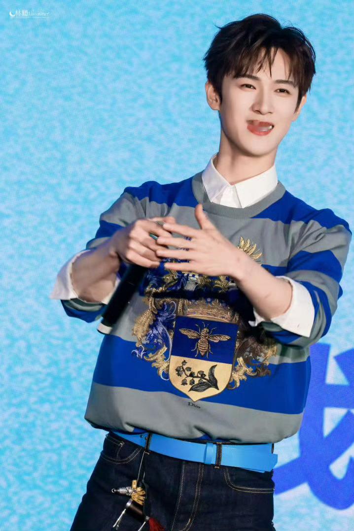 李昀锐好好用脸跳舞我自有人选李昀锐跑男发布会舞步自带喜感，蓝灰条纹衫少年感拉满，