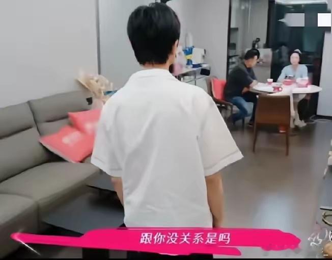刚结婚董璇就和新婚老公在节目里吵起来，董璇：“你别这么较真好嘛？”张维伊：“跟你