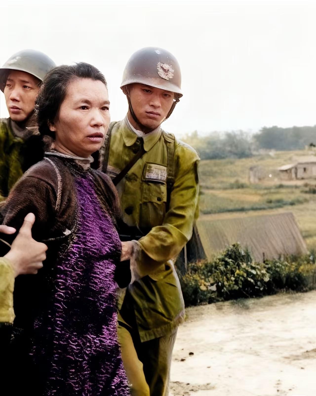 铭记她从不是喊口号，得钻进那些藏在细节里的信仰里去。看看她变卖钻戒支援革命的决绝