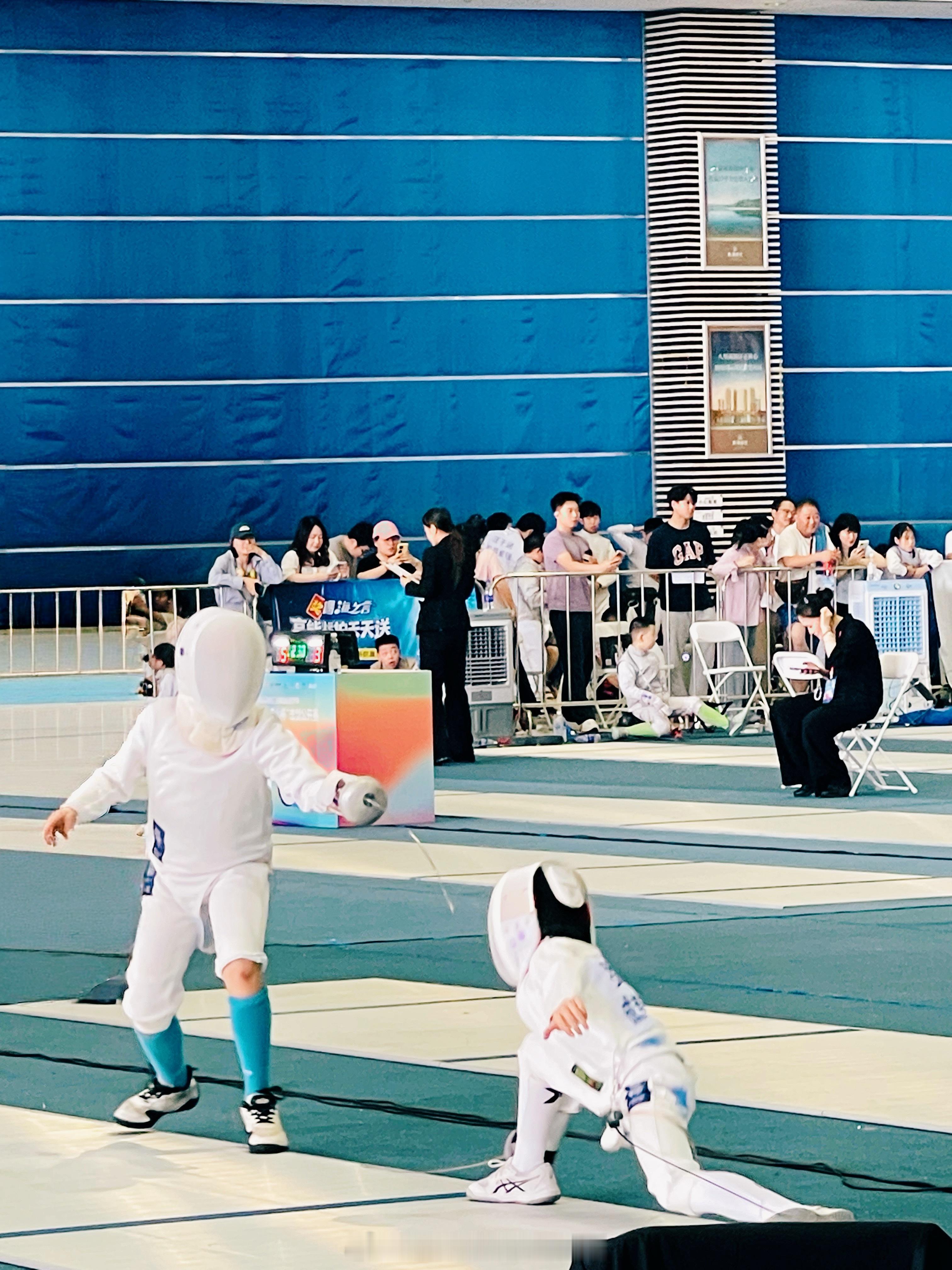 在罗爸的指挥下U12跨组出战的小家伙拿下了一枚铜牌🥉其实偶尔我们也会反思平日里