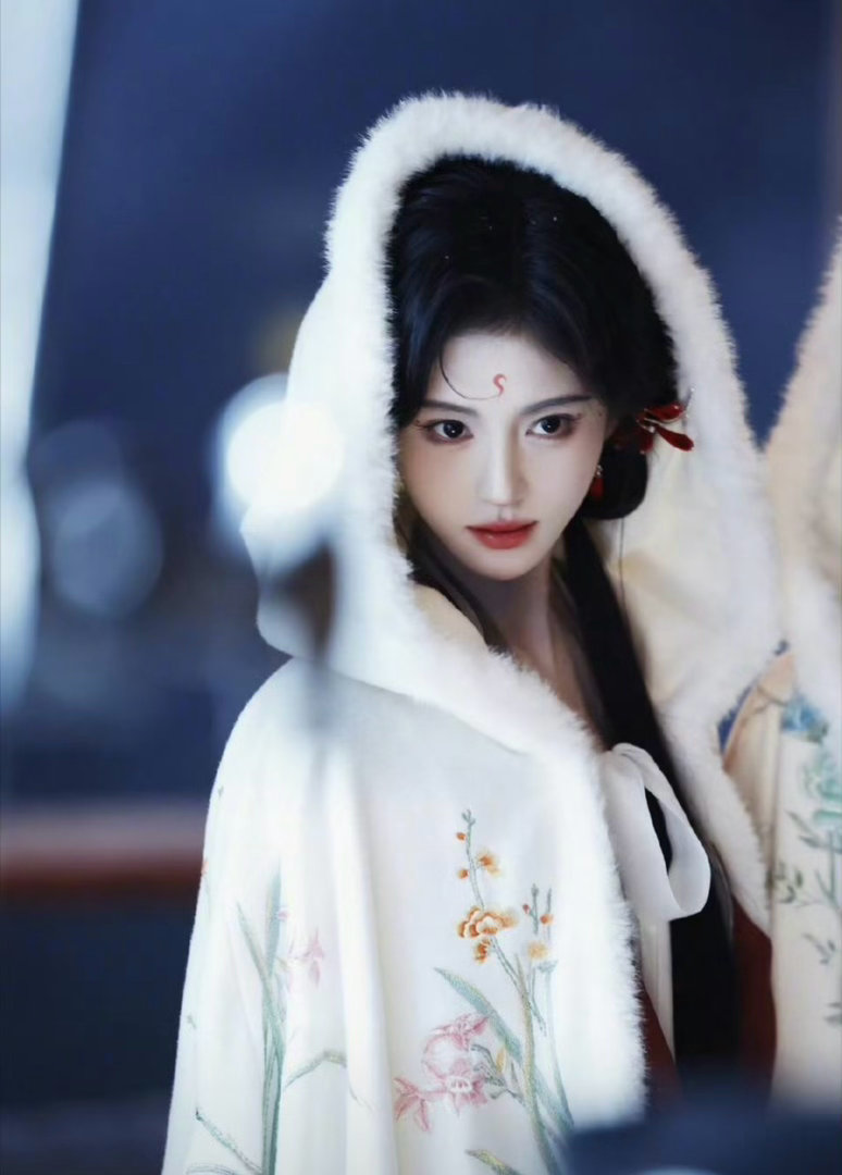 月鳞绮纪迪丽热巴的《白日提灯》要和鞠婧祎的《月鳞绮纪》跨平台对打你们看那个？ 