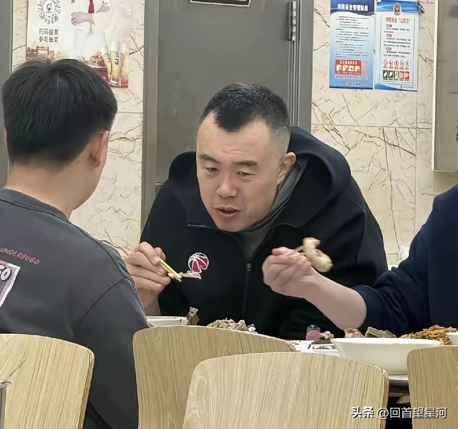 辽宁男篮前队长韩德君退役后生活的太接地气了，和朋友一起吃沈阳老四季抻面鸡架。
