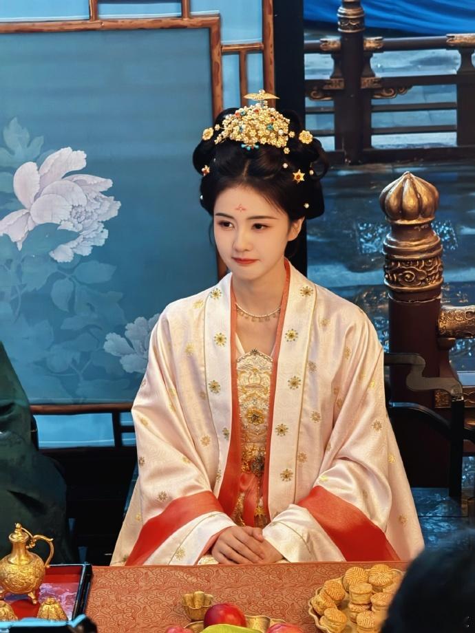 白鹿李佩仪首日破9登顶 白鹿《唐宫奇案》李佩仪首日v榜破9登顶，真的是太厉害了呀
