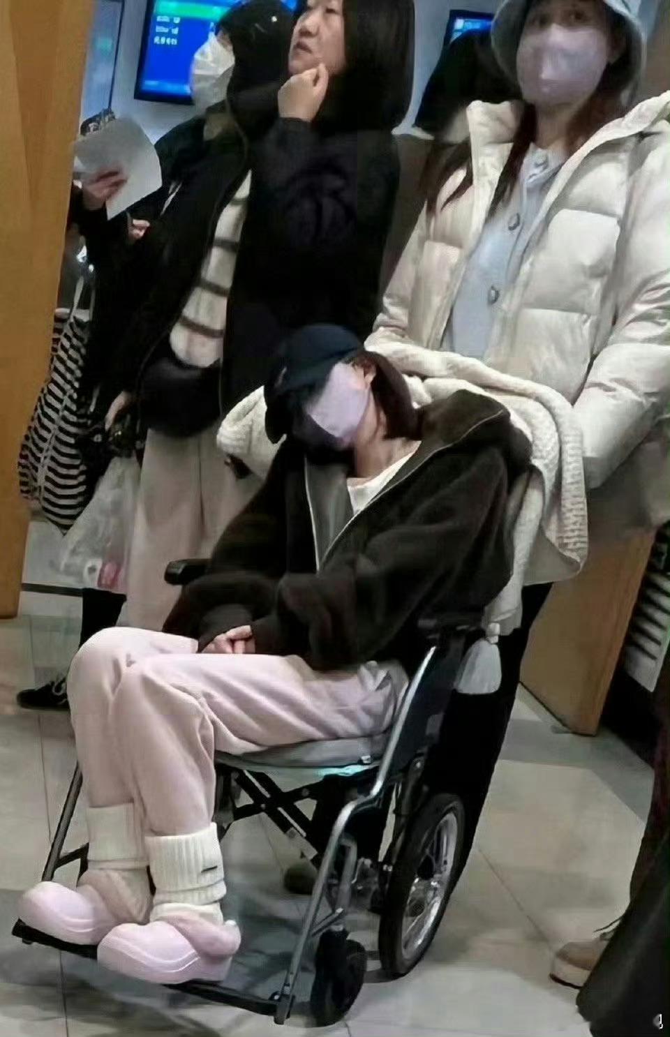 赵露思生病去医院被网友偶遇！看着好憔悴的样子，而且微博也被关闭，到底发生了什么？