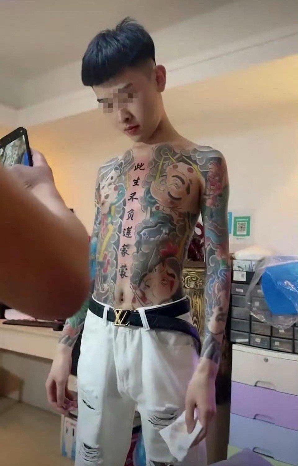 如未成年，文身店老板属于违法。 