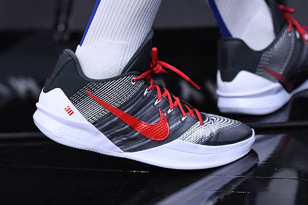 连着3场穿Sabrina 3了勇士vs黄蜂库里