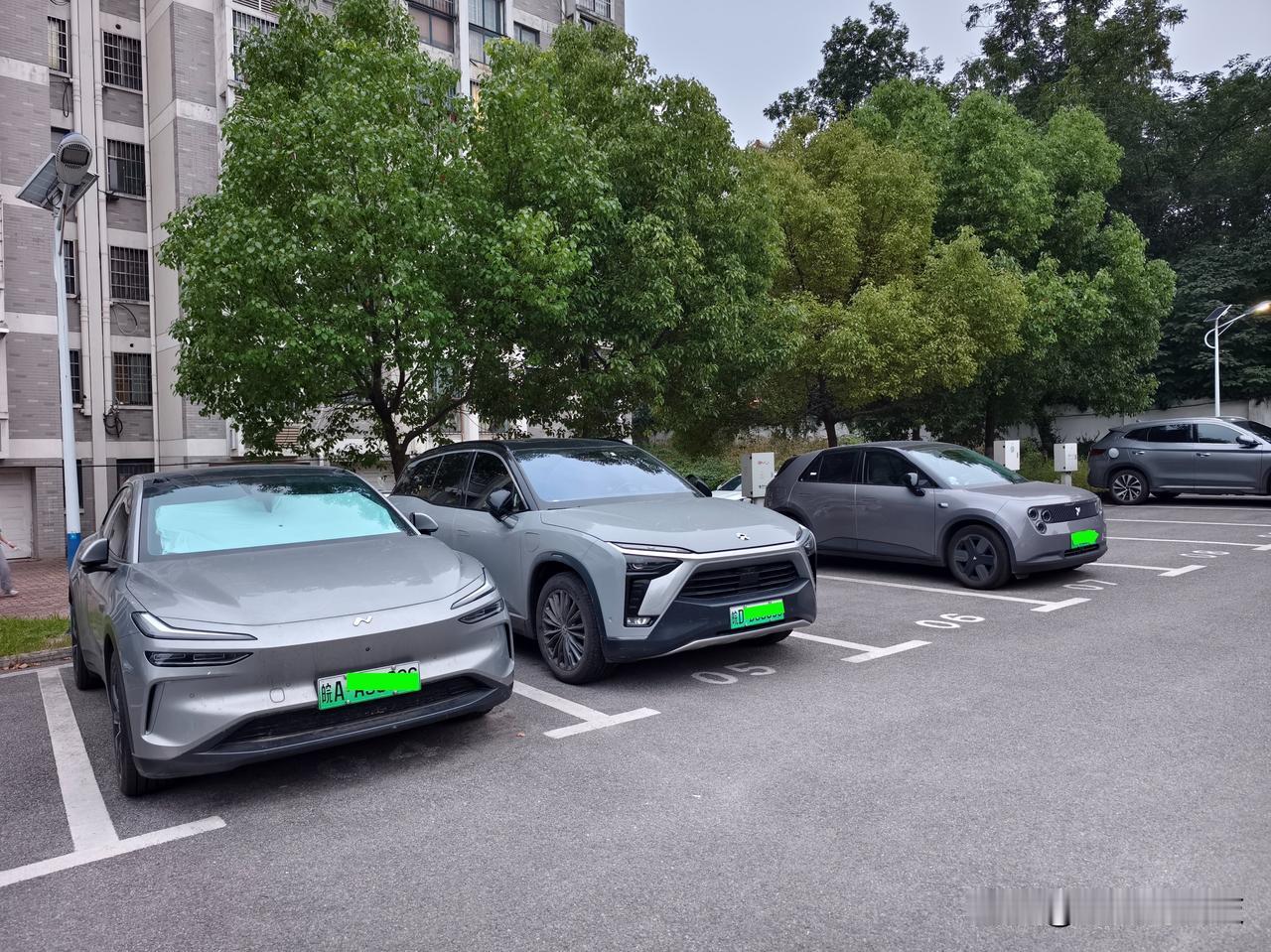 四线小城市停车场“蔚乐萤”三代同堂

在一个四线小城市的小区停车场，同时看到蔚来