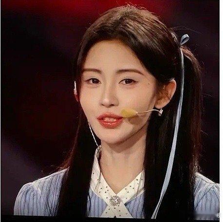 怎么感觉鞠婧祎离开了她的网红妆，眼睛真的好丑 ​​​