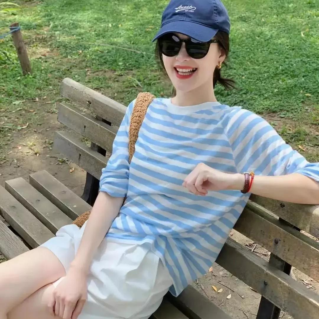 夏日午后，公园里的一抹清新穿搭公园漫步穿搭 夏的小清新穿搭 户外游玩穿搭 公园氛