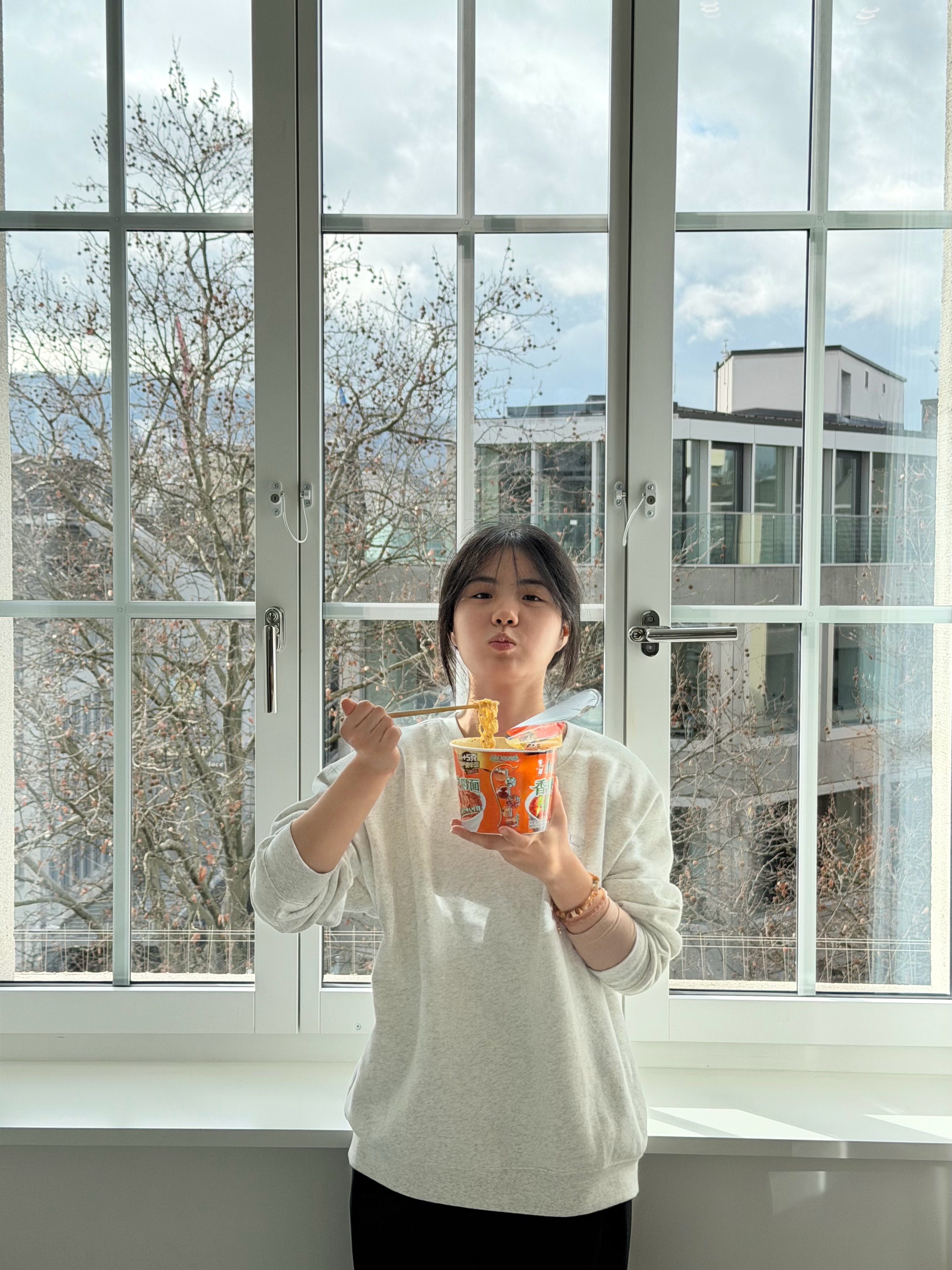 已到达瑞士开始吃泡面😋 