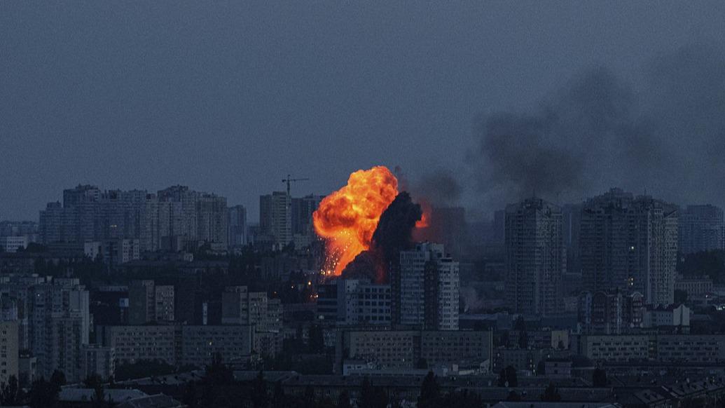 据报道：22日晚间俄罗斯对乌克兰忽然发起导弹和无人机的偷袭，造成有9人受伤，多地