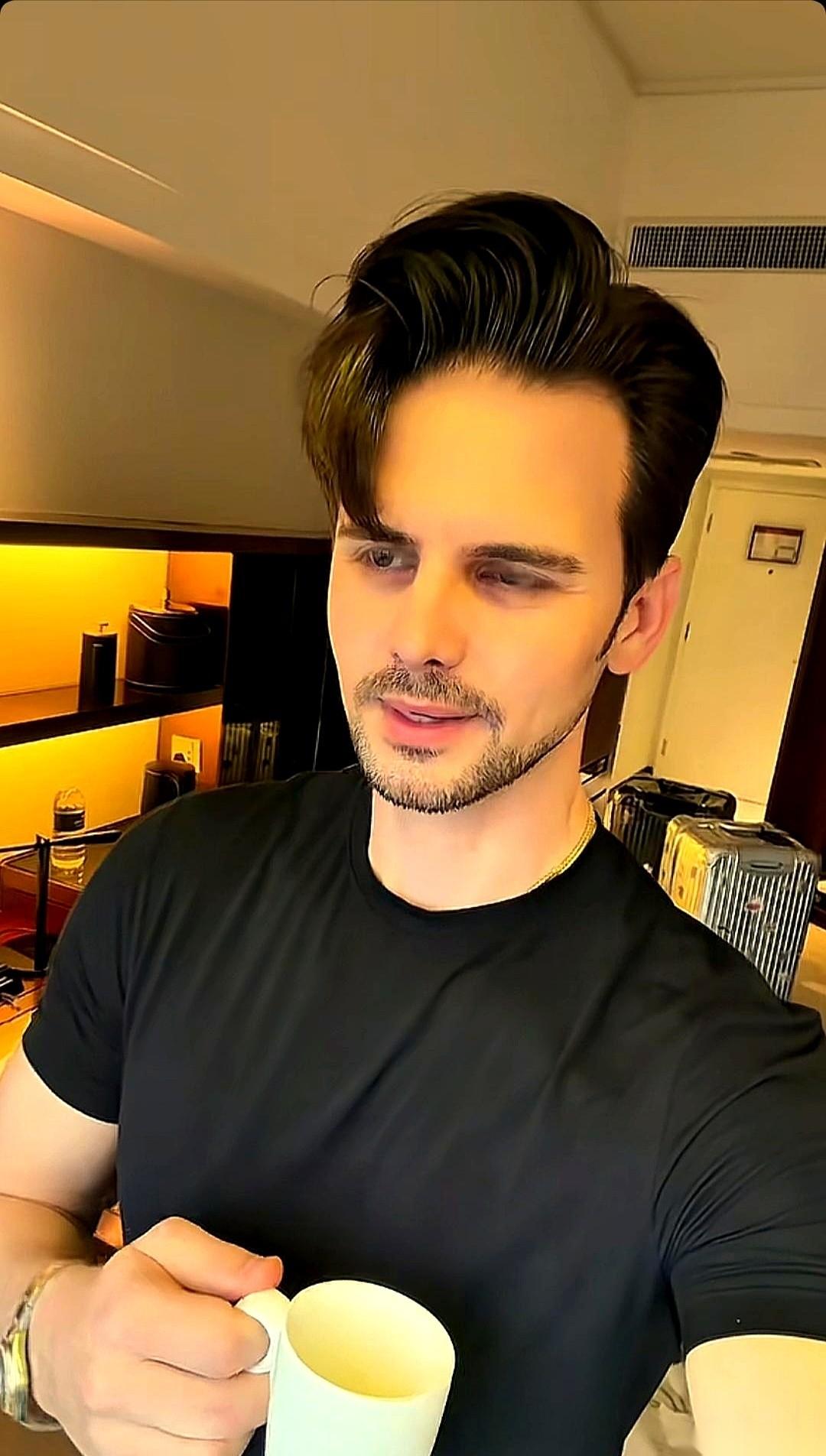 “谢谢你，公主，谢谢你奶奶。” 阿迪这九个字，像一把刀，直戳进老宅。他自己呢？像