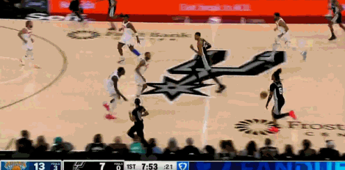 背身投篮！巴恩斯脑后长眼了吧！
在今天NBA常规赛马刺对阵尼克斯的第一节比赛中，