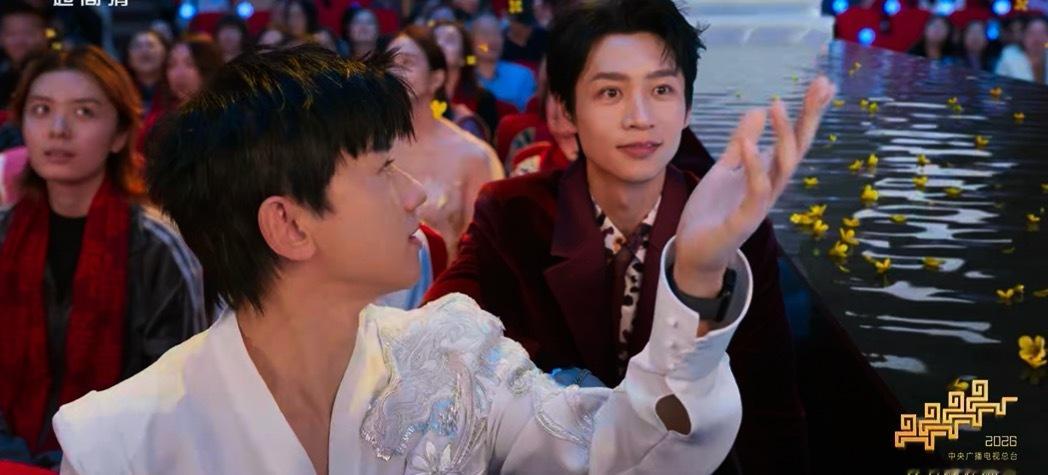 张杰魏晨春晚互动张杰魏晨春晚同框 爷青回 春晚段子大考