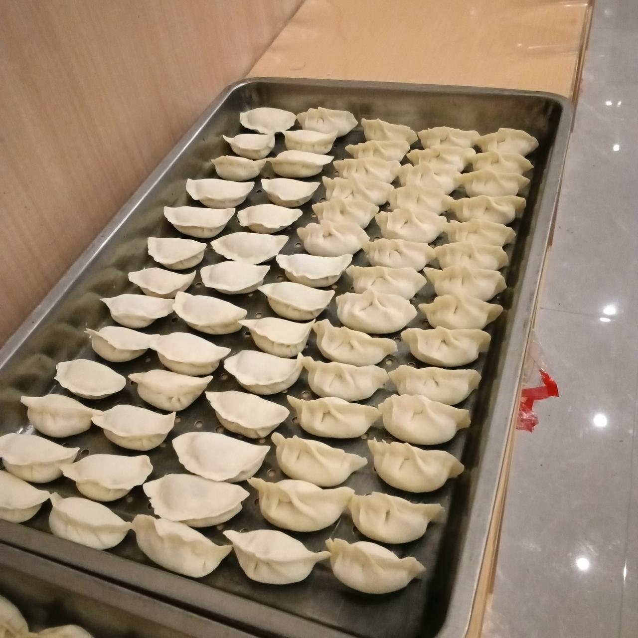 包吃住酒店中午的饺子
大家齐上阵

今天在我们酒店早餐时厨师就通知大家有会包饺子