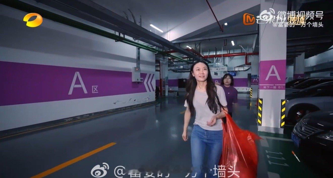 27岁女老板挨家挨户跑甲方老板是新人 在《老板是新人》里，黄渝湘的“甲方征程”是