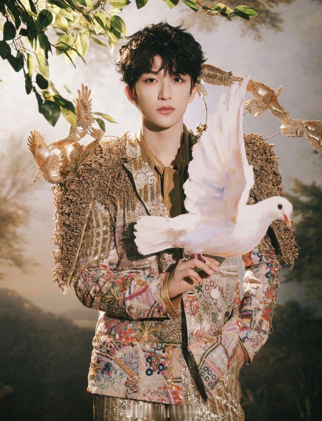 上海返场演唱会，黄子弘凡身穿Rahul Mishra特别定制，奢华感直接拉满！清