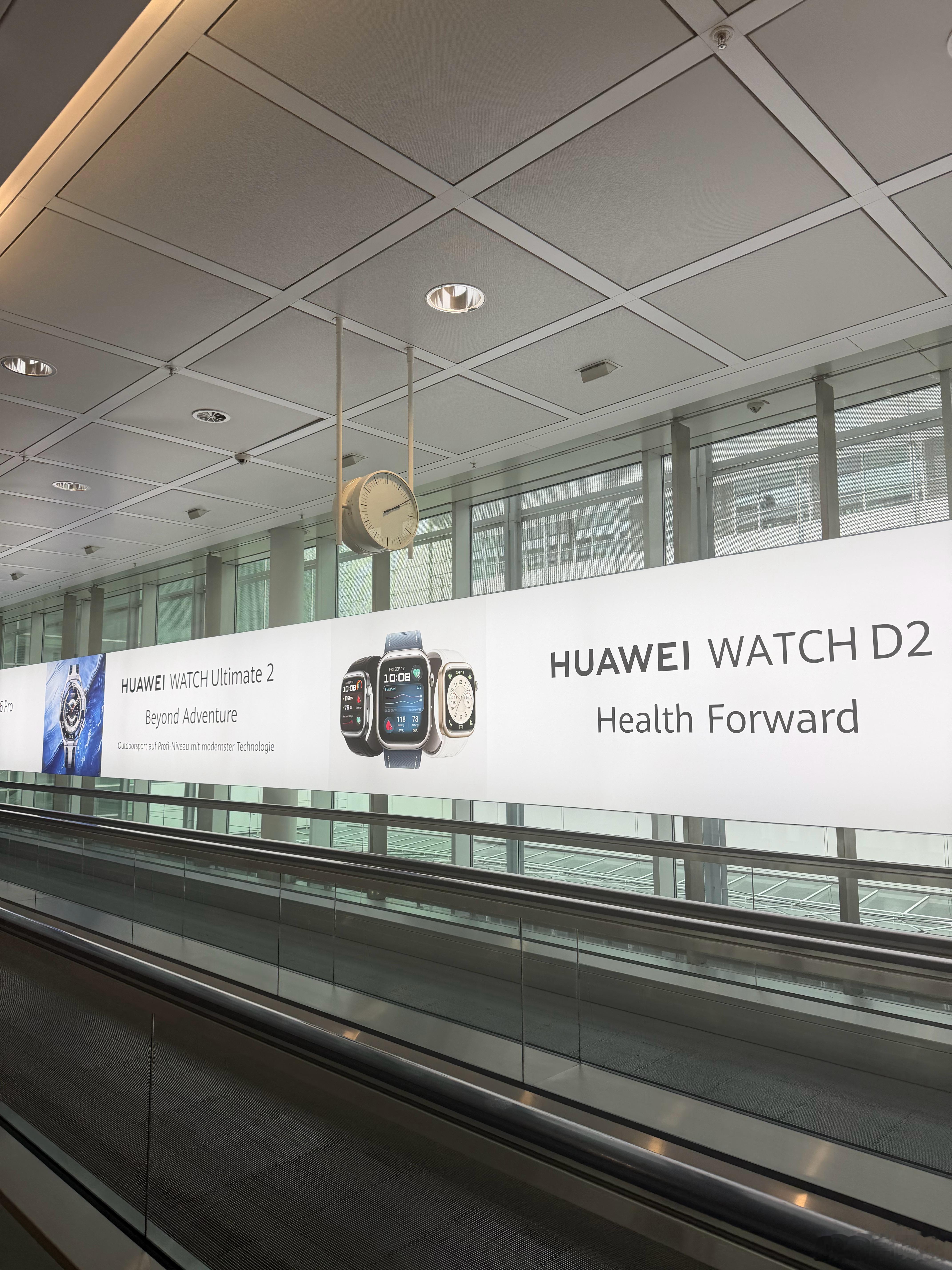 华为手表广告在慕尼黑机场很显眼。 德国·慕尼黑国际机场