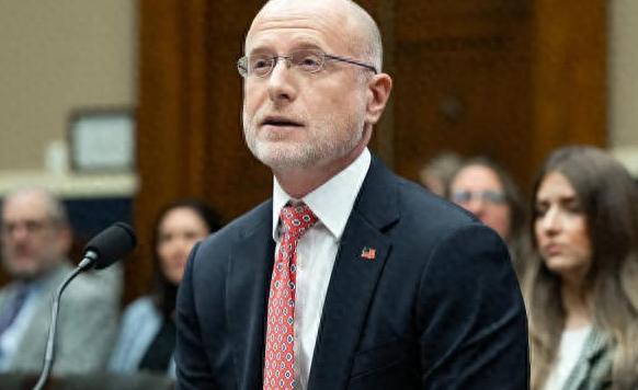 美军彻底藏不住了！军机接连出岔子、掉链子，没想着解决问题，反倒急吼吼下场收拾媒体