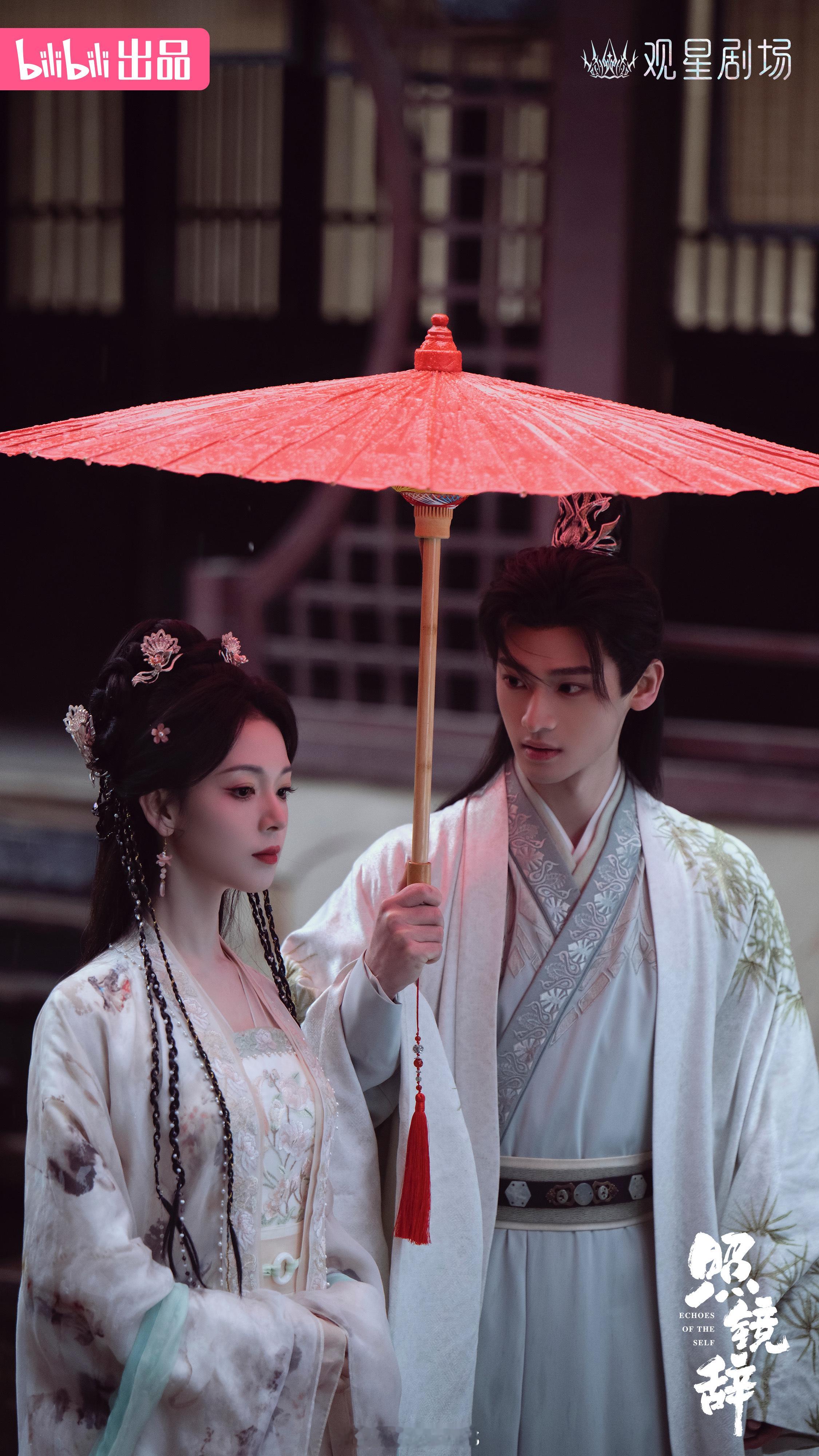 去年看了一部网剧照镜辞，当时冲着陈瑶才去看的！男主全伊伦是真的帅，资质不错，就差