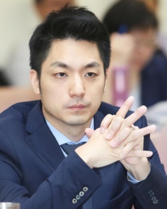 台北市市长、蒋介石的曾孙蒋万安直接把话撂下了！他当着媒体的面斩钉截铁地表示，自己