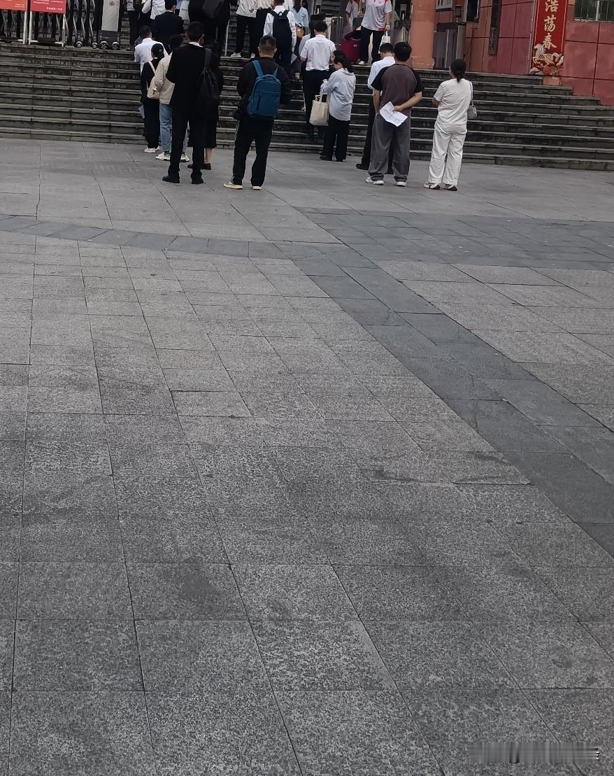 这些考生里，有个别考生将是未来单位的领导，也有可能是单位里的骨干。现在想考个编真