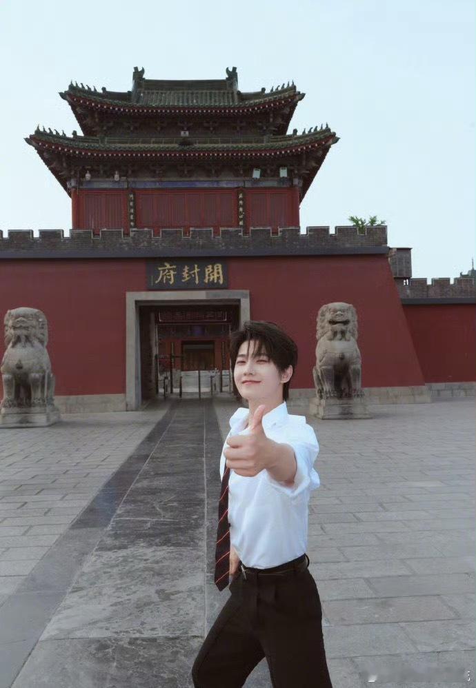 杨洋杨洋打卡开封府杨洋520回工位打个卡 哈哈哈哈开封府=工位是吗 