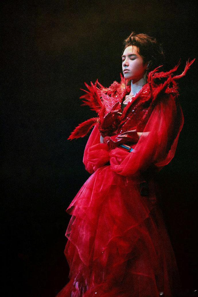 华晨宇 你想成为什么样的歌手花花真的好懂！从晚会到 livehouse，把歌手定