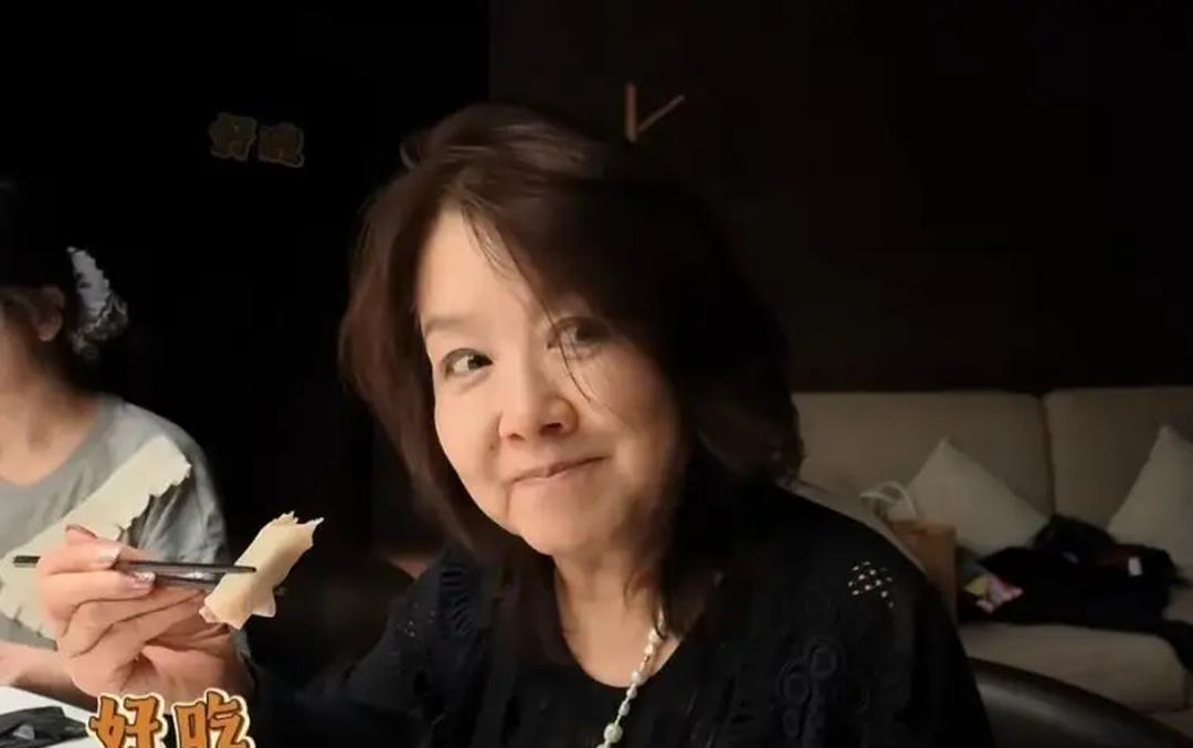 鹿晗和陈赫一家人在杭州聚餐，张子萱的娘家妈妈也在，一大桌子人特别热闹。鹿晗新剪的