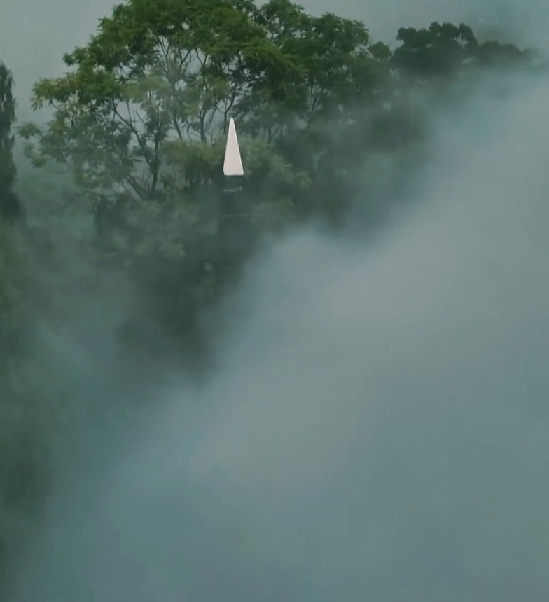 烟雾缭绕的东风17高超 
